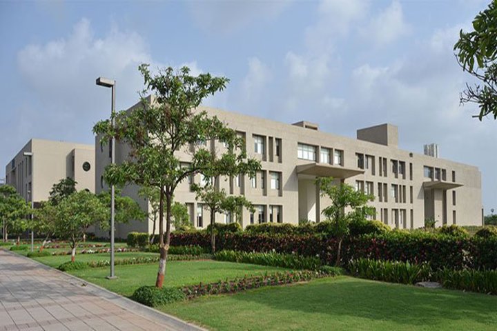 https://cache.careers360.mobi/media/colleges/social-media/media-gallery/22325/2018/12/26/Campus view of Auro Design School Surat_Campus-view.jpg
